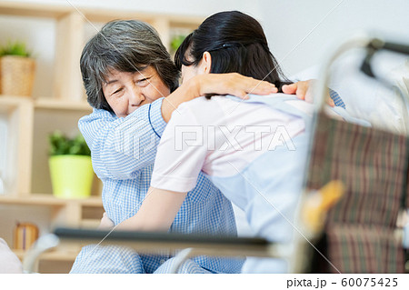 介護イメージ 移乗 介助シーン 老人 風邪 病気 介護イメージ 移乗 介助シーン 老人 風邪 病気 60075425