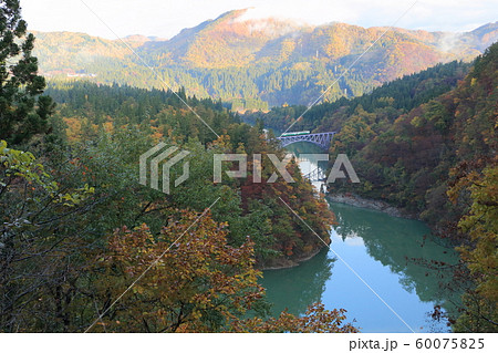 只見線「早朝の只見川第一橋梁」俯瞰風景 60075825