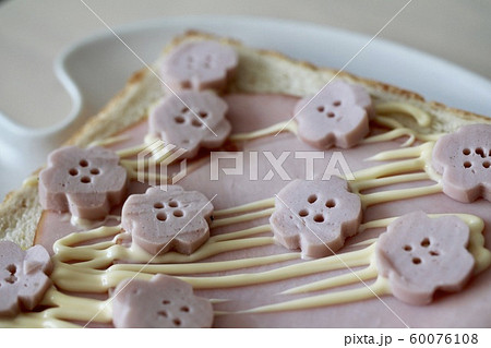 型抜きしたソーセージを乗せたハムマヨネーズトースト 型抜きしたソーセージを乗せたハムマヨネーズトースト 60076108