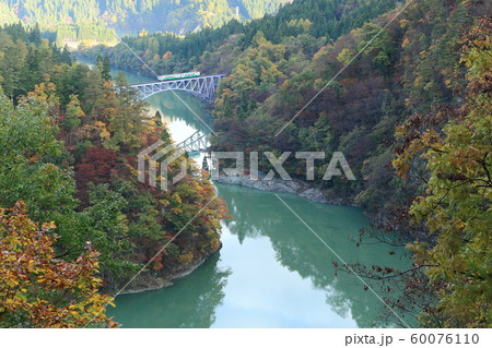 只見線「早朝の只見川第一橋梁」紅葉風景 60076110