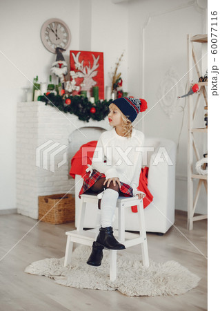 Little girl at home Little girl at home 60077116