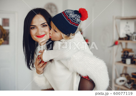 Mother and daughter Mother and daughter 60077119