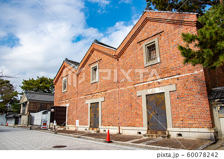 三重県　桑名　諸戸氏庭園の秋の一般公開日　煉瓦作りの蔵の壁 60078242