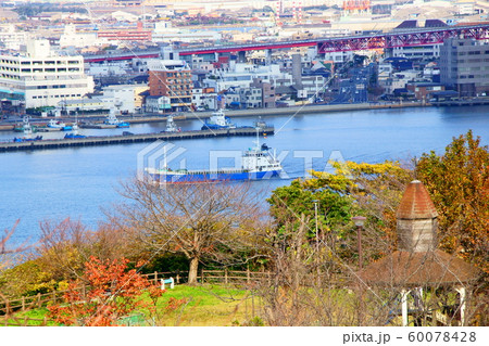 都島公園から眺める洞海湾と貨物船 60078428
