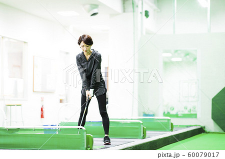 ゴルフ　ゴルフスクール　フィットネス　スポーツジム　女性 60079017