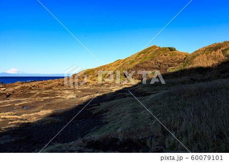岬と富士山 60079101