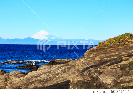 岬と富士山 60079114