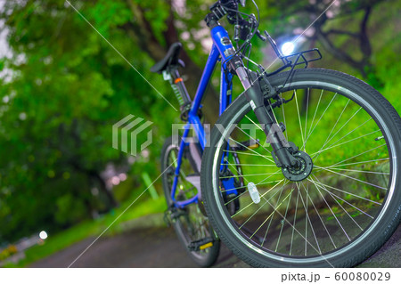 夜の遊歩道に停めた、青い自転車 60080029