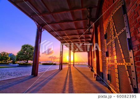 横浜赤レンガ倉庫朝焼け 横浜赤レンガ倉庫朝焼け 60082395