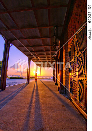 横浜赤レンガ倉庫朝焼け 60082436