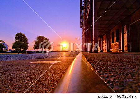 横浜赤レンガ倉庫朝焼け 60082437