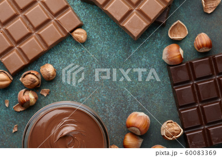 Hazelnut spread with nuts and chocolate 60083369