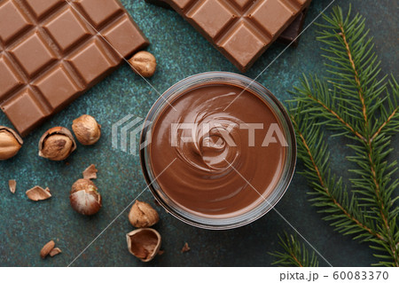 Hazelnut spread with nuts and chocolate 60083370