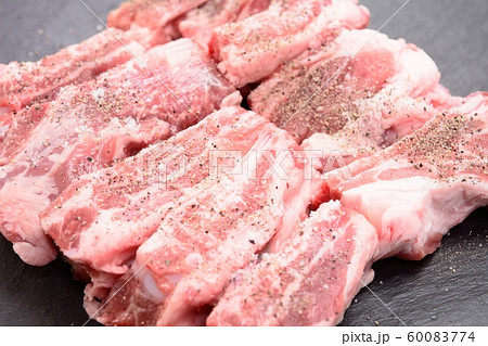 おいしい骨つき豚肉 60083774