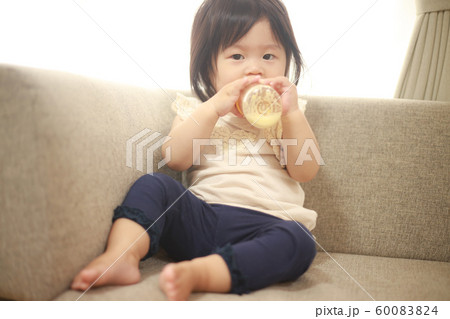 ミルクを飲む赤ちゃん 60083824
