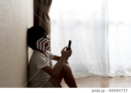スマホ中毒イメージ 60084737