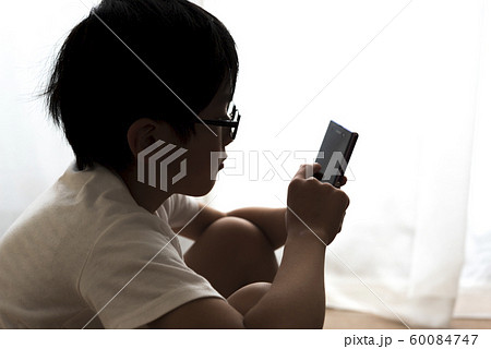 スマホ中毒イメージ 60084747