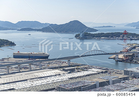 広島の街並み　マツダ宇品工場と広島湾 60085454