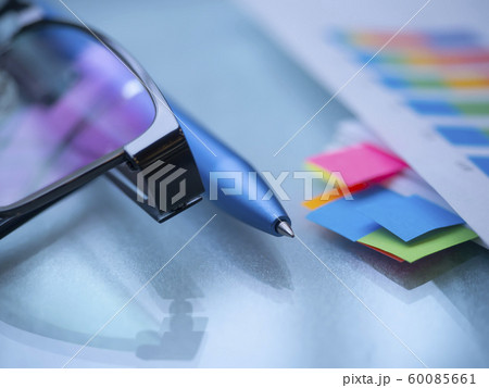 ビジネスイメージ・グラフ・メガネ・書類 60085661