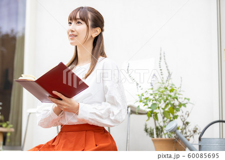 女性　ライフスタイル　読書 60085695