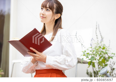 女性 ライフスタイル 読書 女性 ライフスタイル 読書 60085697