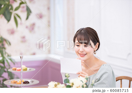 手紙を読む女性 手紙を読む女性 60085715