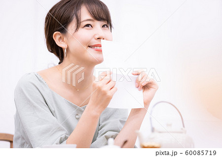 手紙を読む女性 手紙を読む女性 60085719