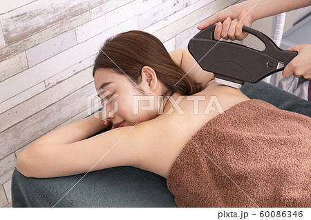 脱毛サロン・背中 60086346
