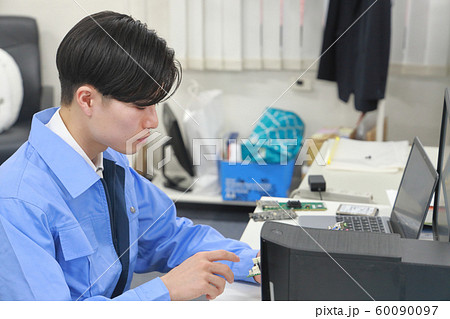 基板を持ち確認作業するエンジニア1 基板を持ち確認作業するエンジニア1 60090097