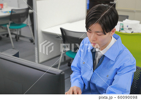 オフィスで設計作業するエンジニア1 オフィスで設計作業するエンジニア1 60090098