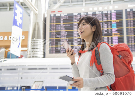 空港　ロビー　掲示板　女性　携帯電話 60091070