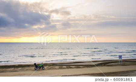 千里浜なぎさドライブウェイ （夕景） 60091861
