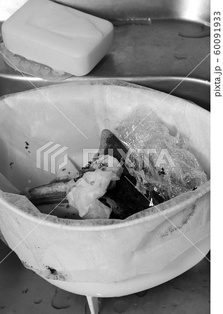 三角コーナーに捨てられた生ゴミ(モノクロ) 三角コーナーに捨てられた生ゴミ(モノクロ) 60091933