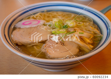 大きなチャーシューが入った塩ラーメン 大きなチャーシューが入った塩ラーメン 60092234