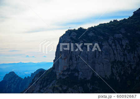 モンセラットの奇岩と雲海 60092667