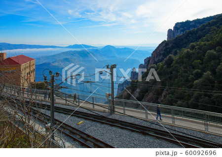 モンセラットの奇岩と雲海、登山鉄道 60092696
