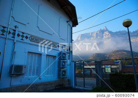 モンセラットの麓の登山電車の駅より周囲の景観を望む 60093074