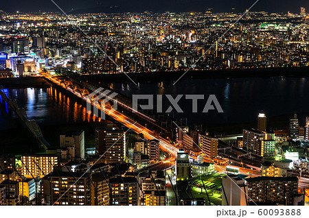 淀川とライトアップされた淀川大橋、梅田スカイビルからの夜景 淀川とライトアップされた淀川大橋、梅田スカイビルからの夜景 60093888