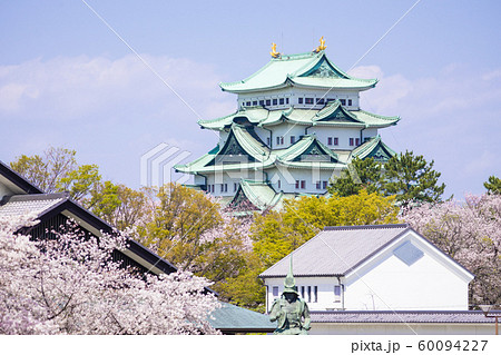 名古屋城と桜 60094227