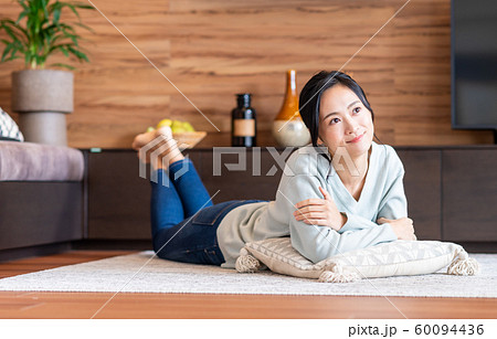 若い女性 若い女性 60094436