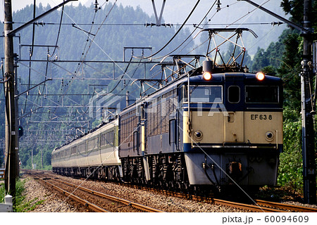 1996年 碓氷峠を行くEF638と489系L特急あさまの写真素材 [60094609