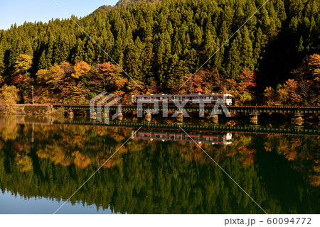 秋真っ盛りの下原ダム湖畔を行く高山線キハ25系2両 秋真っ盛りの下原ダム湖畔を行く高山線キハ25系2両 60094772