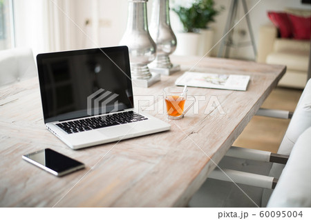 ノートパソコンとデスク 60095004