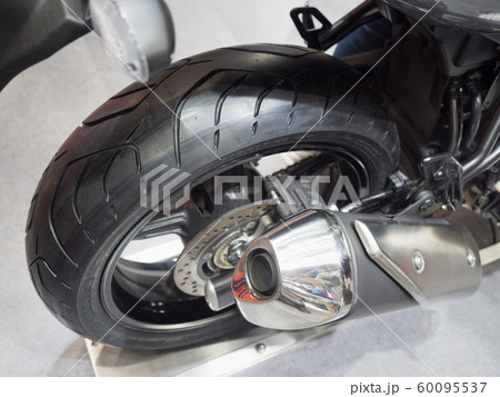 オートバイの後輪とマフラー オートバイの後輪とマフラー 60095537