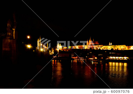 プラハ城とカレル橋の夜景 60097076