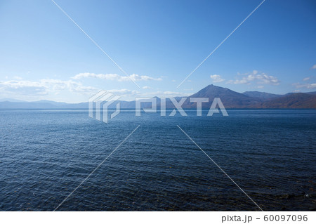 青い支笏湖 60097096