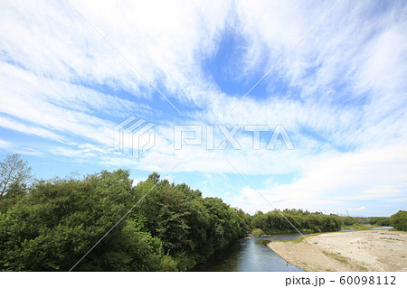 爽快な雲と空×河川の風景［3-3］ 60098112