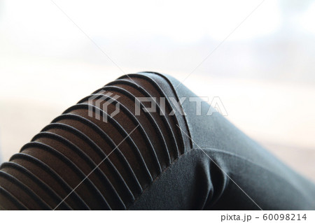 ファッション・膝プリーツのジーンズ ファッション・膝プリーツのジーンズ 60098214