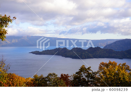 十和田湖 秋の朝 十和田湖 秋の朝 60098239