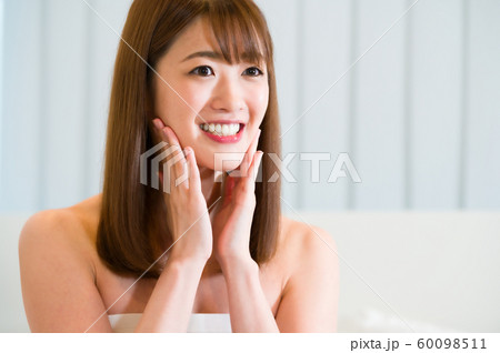 若い女性 ビューティー スキンケア マッサージ 若い女性 ビューティー スキンケア マッサージ 60098511